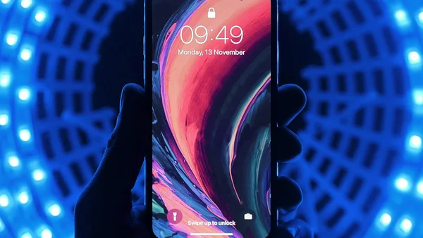 Bảng giá so sánh các phiên bản iPhone Duo, iPhone 18 Pro và iPhone 18 Pro Max xếp cạnh nhau tại kệ trải nghiệm đại lý ủy quyền