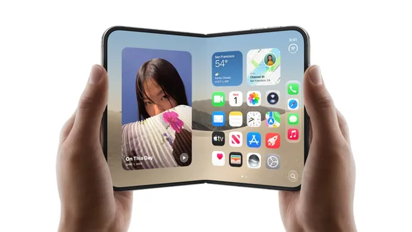 iPhone Duo mở gập góc chữ L đặt trên mặt bàn gỗ cổ điển toát lên vẻ đẹp sang trọng của thiết bị di động 2.000 USD